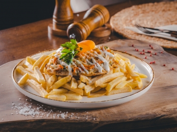 Csirkemell zöldségágyon kemencében sütve, hasábburgonyával tálalva, 350/200g