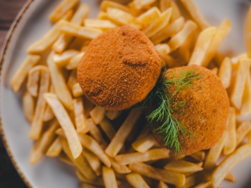 Rántott sajt, hasábburgonya, tartár szósz 130/200/50g